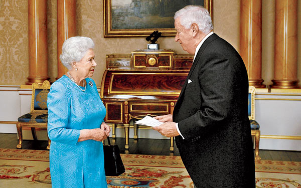 Louis Susman, face to face with Queen Elizabeth II