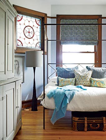 Designer Julia Edelmann of Buckingham Interiors took a cue from her college-age daughter’s preference for new over old (hence the updated take on an old-school canopy bed) when redoing her bedroom. The colors and shapes in the Victorian stained glass window and corner rosettes on the window frames get a modern reference in the patterns of the pillows and window shade.