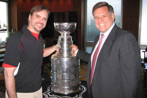 Chicago magazine writer Bryan Smith and Blackhawks owner Rocky Wirtz pose with Stanley Cup