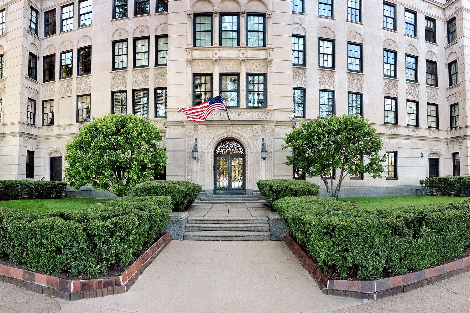 Over 10 Million in Property Sold in One Day at a Ritzy Lake Shore