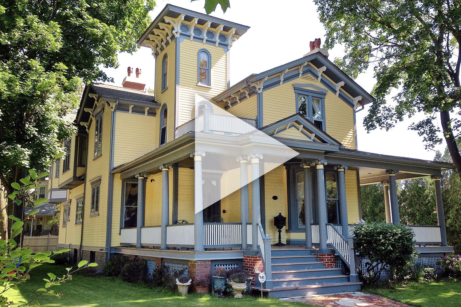 This Old Irving Park Farmhouse Is a Country Manor in the Middle of