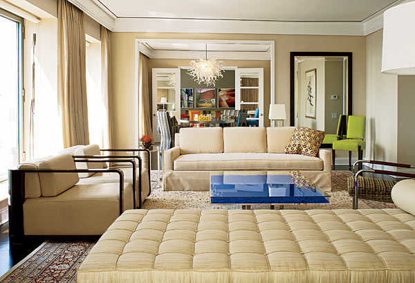 ”That wonderful blue Yves Klein coffee table is the star of the living room,“ says decorator Michael Richman. 