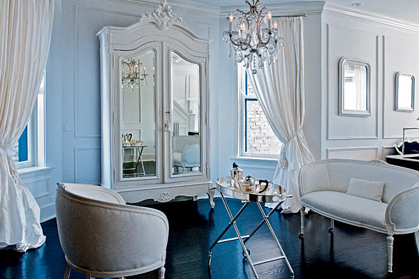 Black and white sitting room