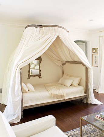 Gail Plechaty of Real Simple Design took a top-billing bed—from the family of Potter Palmer II—and cleverly put it on the sidelines in the bedroom that she created for the guesthouse of the 2007 Lake Forest Showhouse. Standing against one wall in a sitting room, it’s the perfect perch overlooking a seating area (take note, studio dwellers!). Not interested in the conversation? Simply blame an attack of the vapors and draw the curtain.