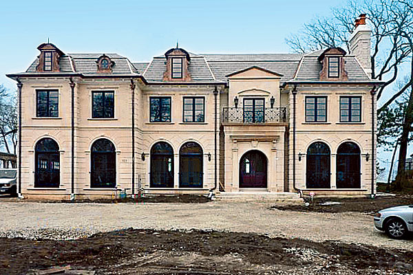 Beachfront mansion in Winnetka, Illinois