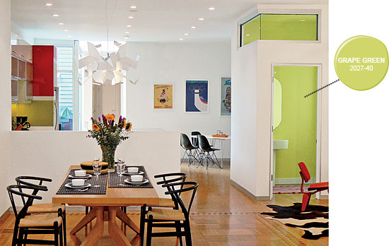 A dining area accented with black lacquered furniture and a bright grape green
