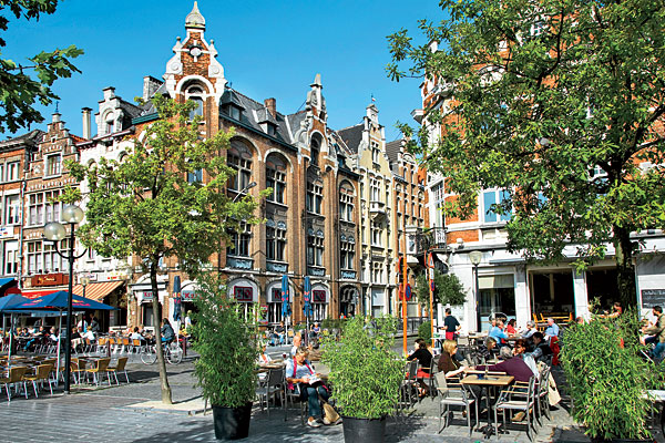 Café society at Vrijdagmarkt