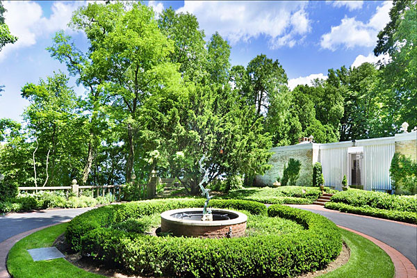 The front of the Lake Forest home