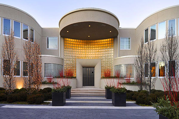 Outside Michael Jordan's Highland Park mansion