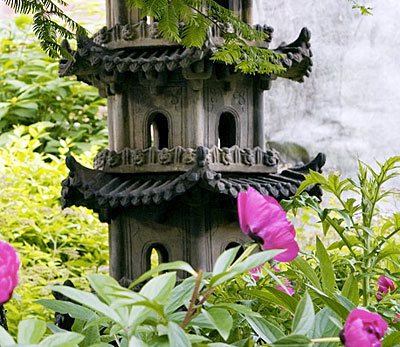 An Asian-style planter from Pagoda Red