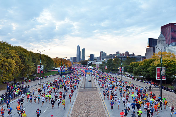 A crowd of runners participating in the Chicago Marathon