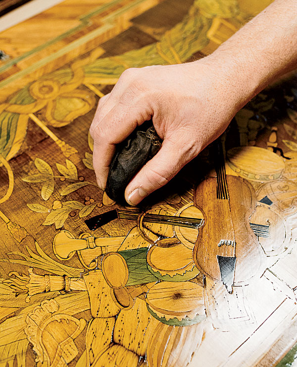 Applying new shellac to an 1870s Dutch bureau