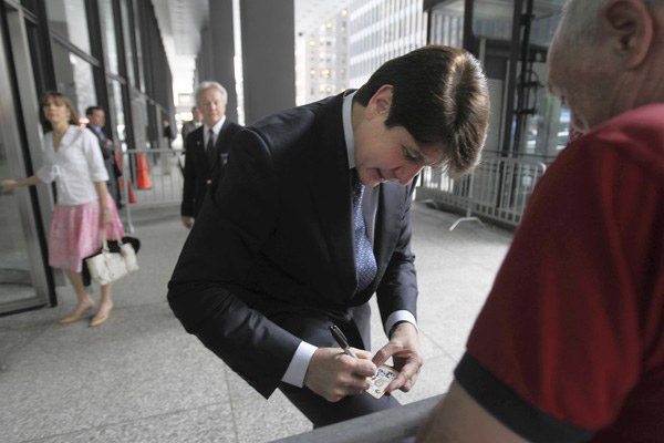 Rod Blagojevich signing autograph