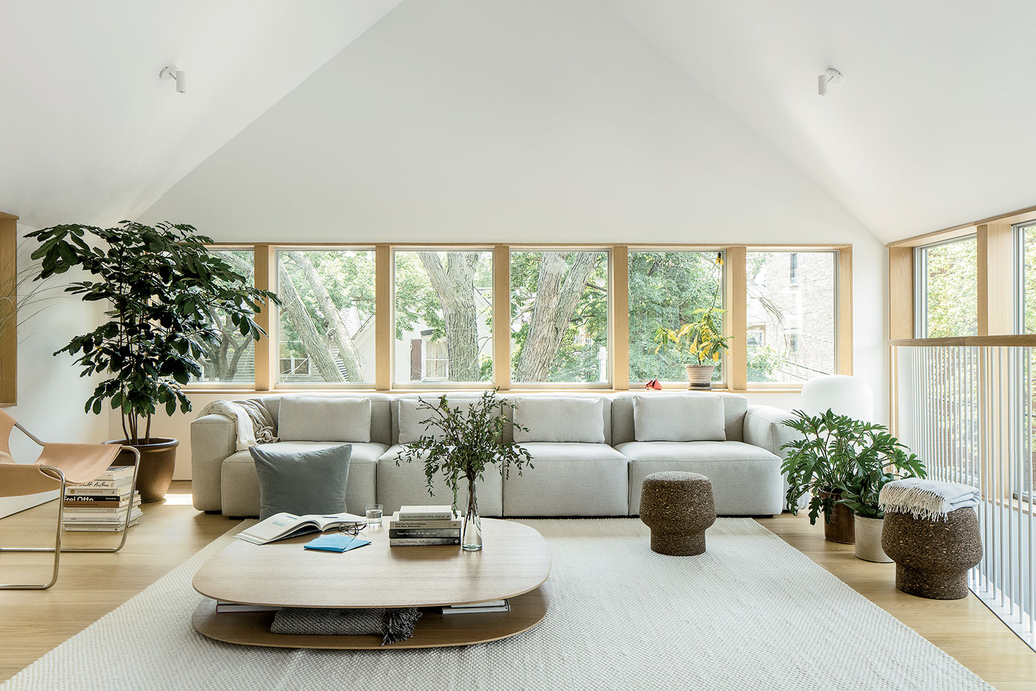 Plants enhance the organic feel of the house. So does the living room furniture, made with natural materials and rounded edges, like the cork stool by Herzog & de Meuron.