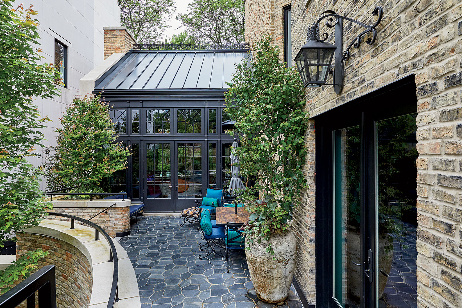 Steel, stone, and brick help the new conservatory match the home’s original 19th-century character.