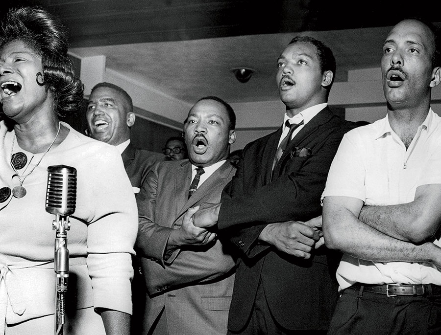 Mahalia Jackson sings “We Shall Overcome” with King (center) and fellow civil rights leaders Jesse Jackson (second from right) and Albert Raby (right) on August 4, 1966, in Chicago’s New Friendship Baptist Church.