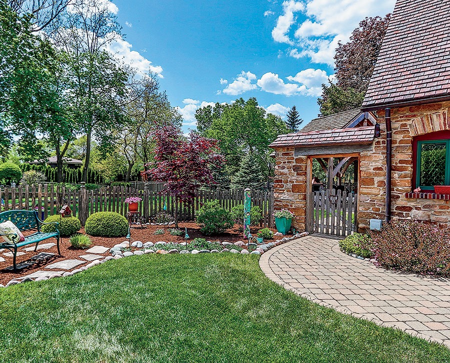 Schaumburg Tudor Revival yard