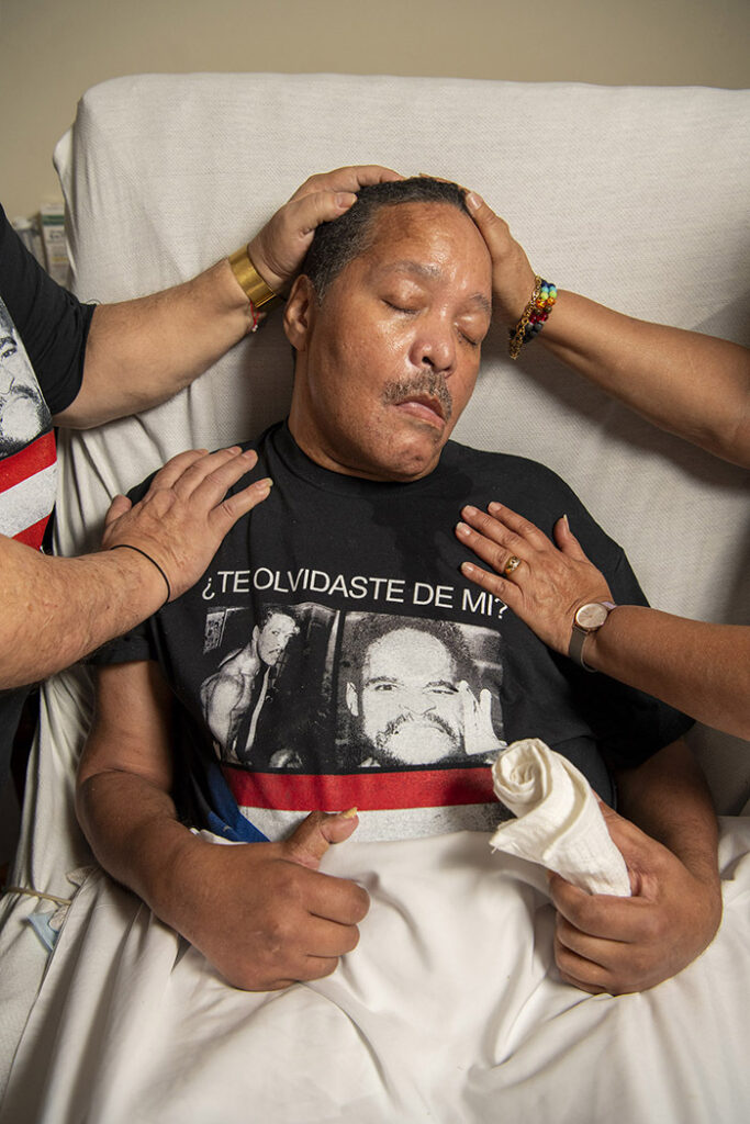 Yvonne Benítez and her husband, Efraín Crespo Díaz, are the primary caretakers of former boxing champion Wilfred Benítez. Wilfred is wearing a shirt reading “Did you forget me?” that is available to fundraise for Wilfred’s care.