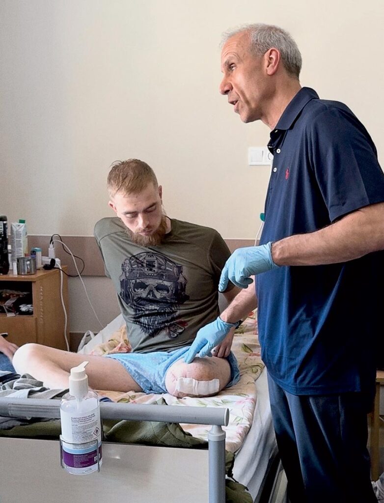 Cohen examining a Ukrainian amputee soldier