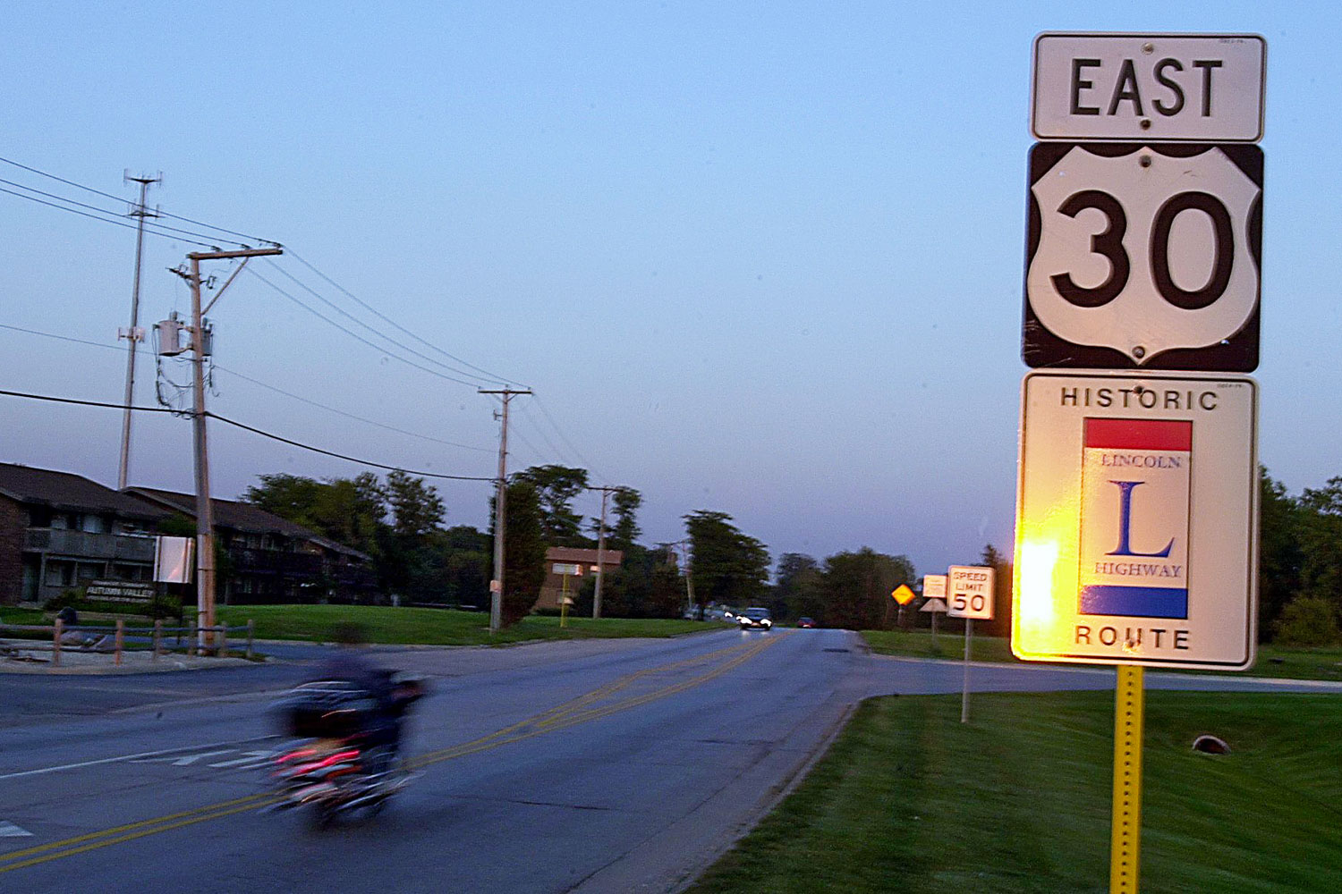 A Lincoln Highway marker west of Frankfort, Illinois