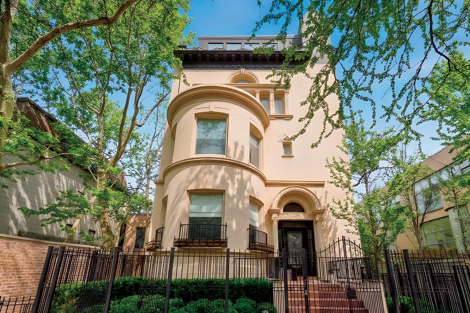 chicagomag.com - A Photographer's Former Home for Sale