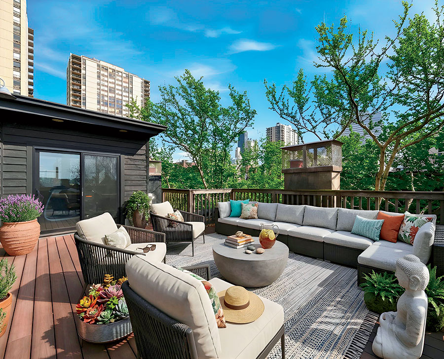 The furnished rooftop deck at 1352 North La Salle Drive
